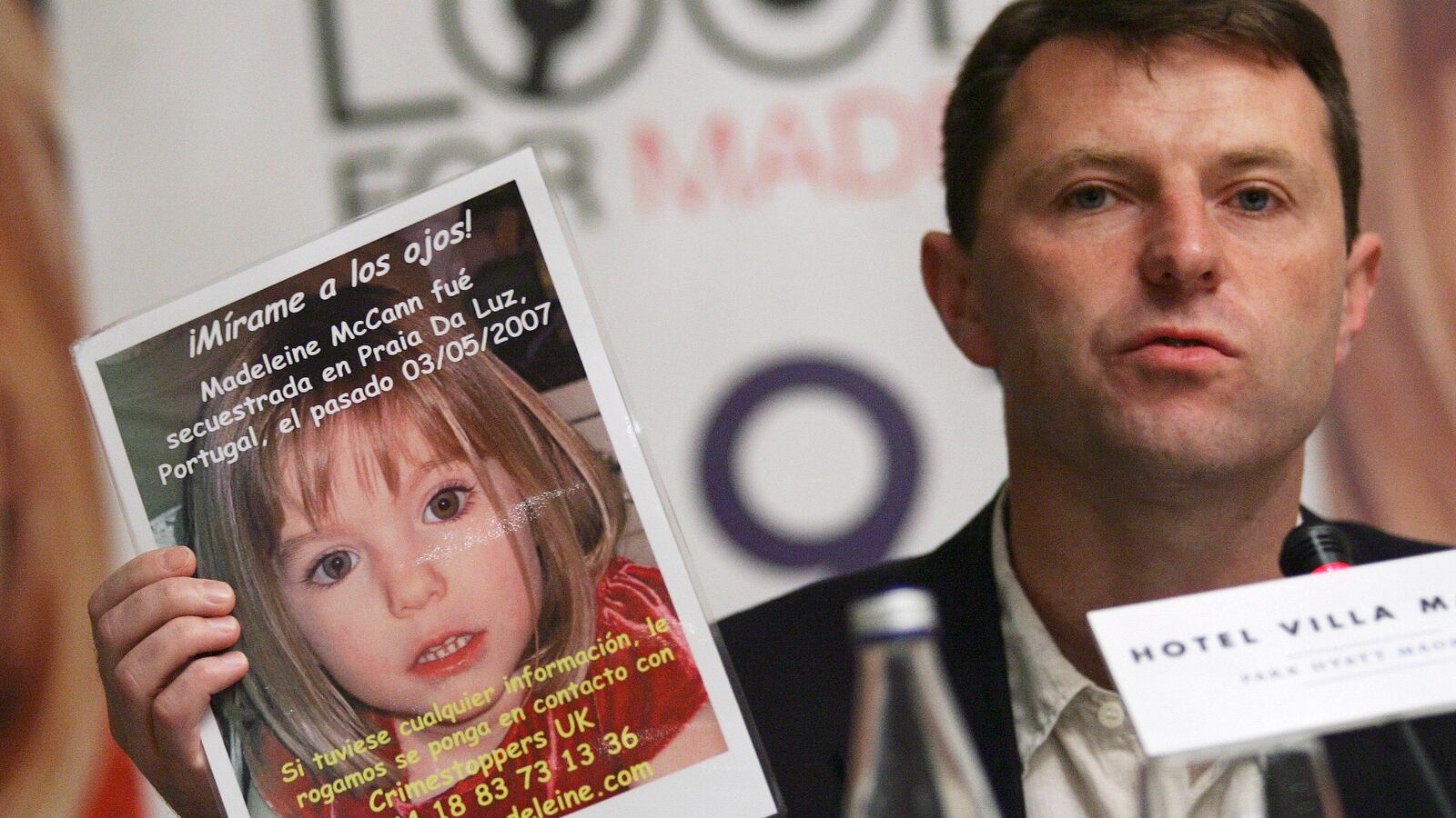 Gerry McCann, father of Madeleine McCann, shows a photo of his daughter during a news conference at a Madrid hotel, June 1, 2007.