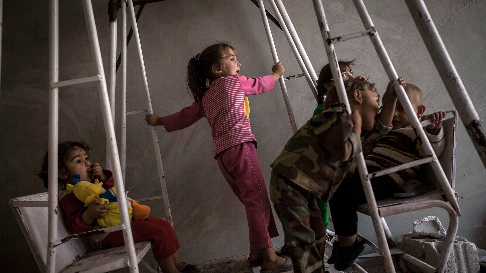 galleries/2013/10/09/the-last-ones-left-photos-of-a-syrian-family-that-refuse-to-leave-their-village/131007-syria-family4_hpxwmr