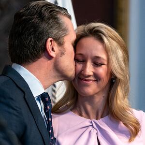 Original photo by Kent Nishimura showing JD Vance, Pete and Jennifer Hegseth