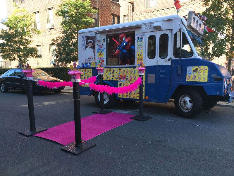 articles/2014/10/13/how-brooklyn-s-first-ice-cream-girl-fought-city-hall-and-won/141012-daly-icecream-embed-3_qhpqsc