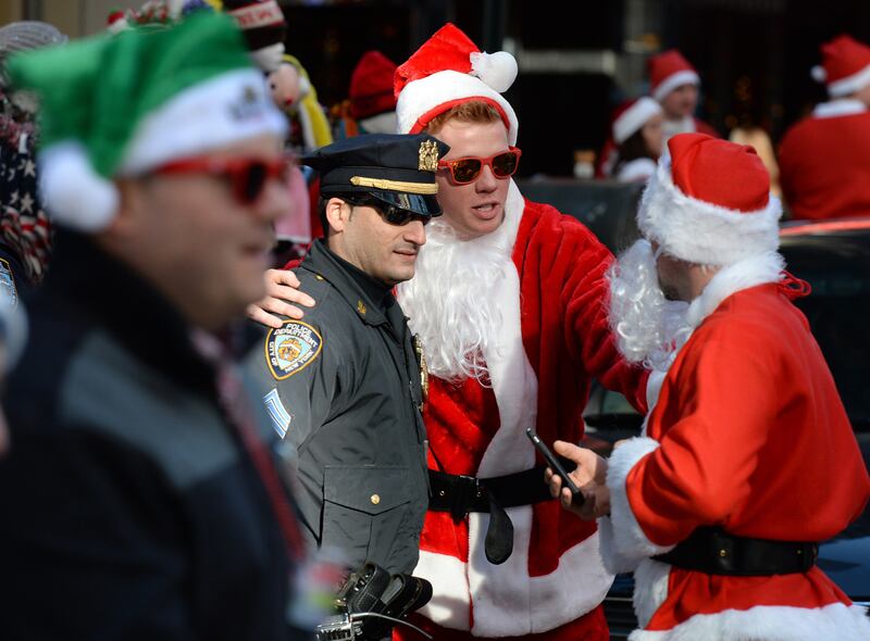 galleries/2014/12/13/new-york-santacon-2014-photos/141213-santacon-nyc-06_tncq04