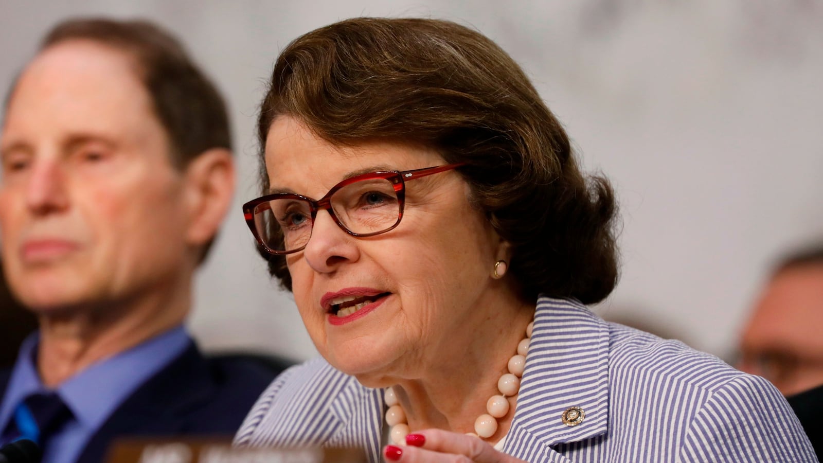 171203-feinstein-cheat_bef0un