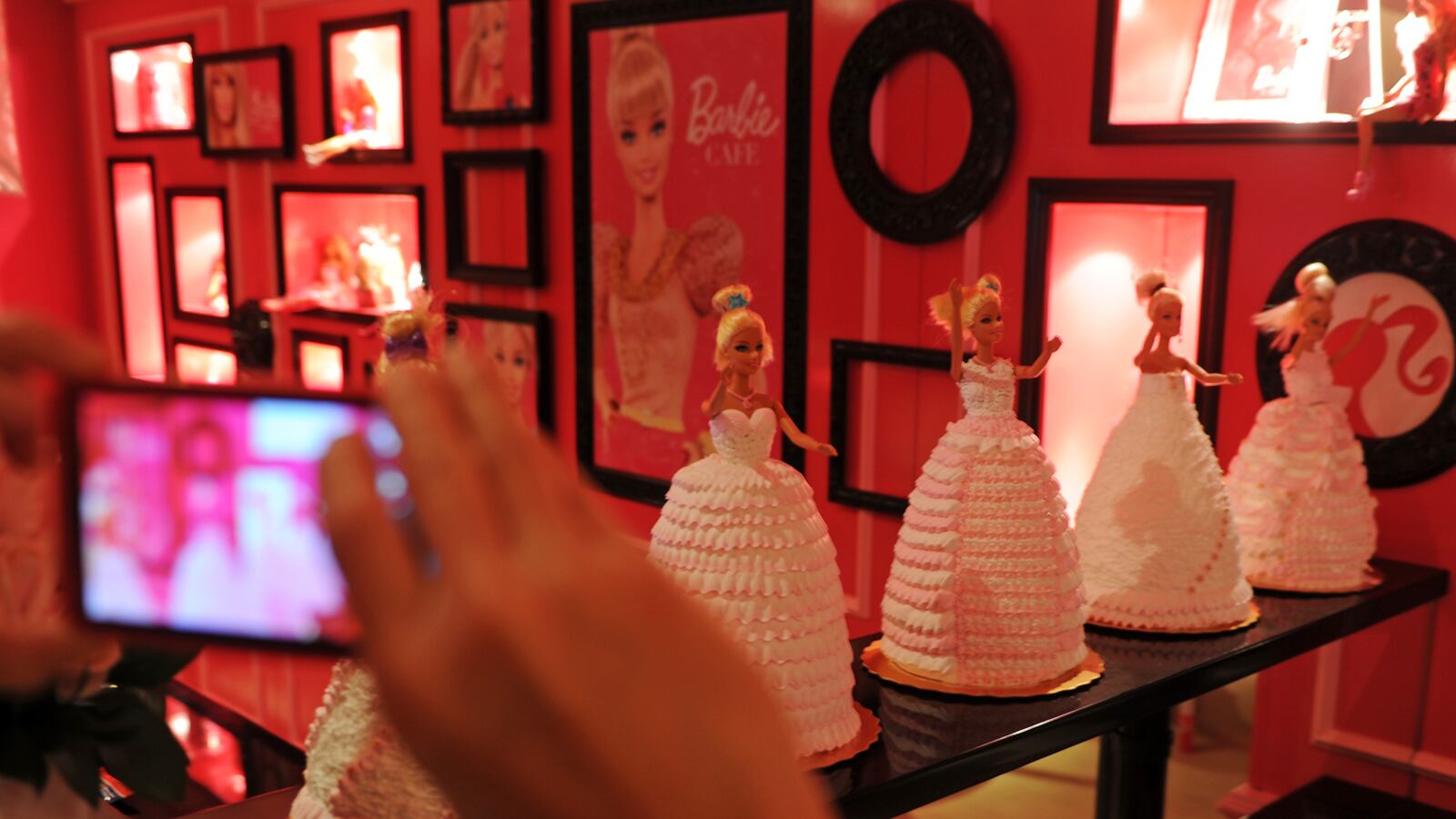 cheats/2013/01/31/barbie-caf-opens-in-taiwan/130131-taiwan-barbie-cafe-cheat_vu7ksk