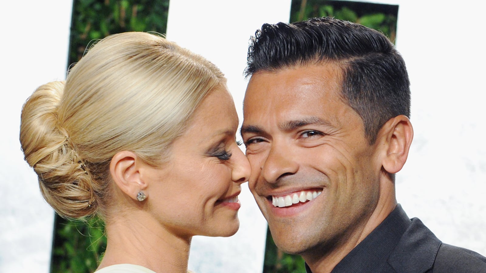 articles/2012/11/28/mark-consuelos-makes-himself-look-ugly-in-american-horror-story-asylum/kelly-ripa-husband-setoodeh_bg4l5z