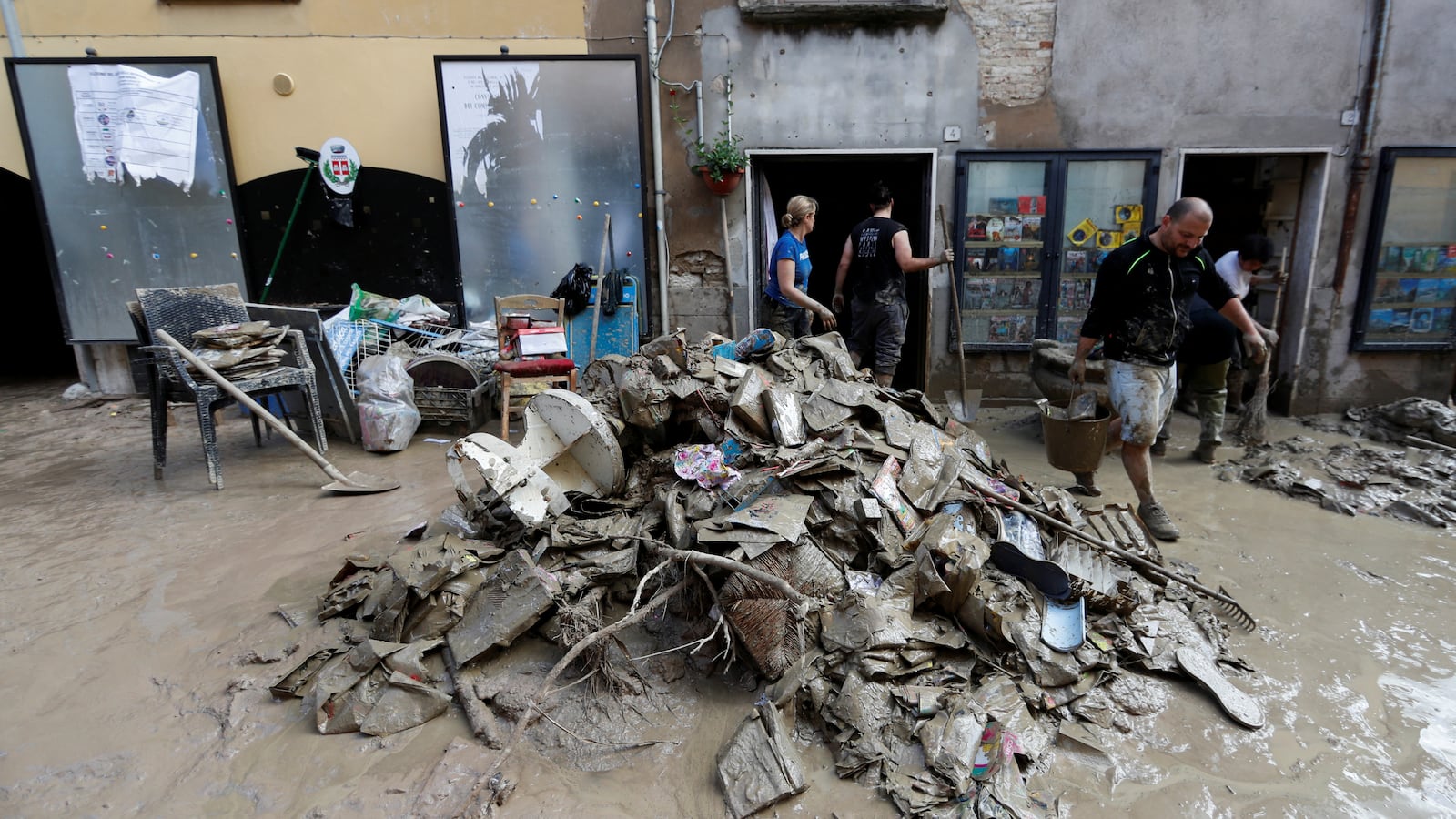 2022-09-16T101403Z_854732454_RC2AIW9USTF0_RTRMADP_3_EUROPE-WEATHER-ITALY-FLOODS_clogfz