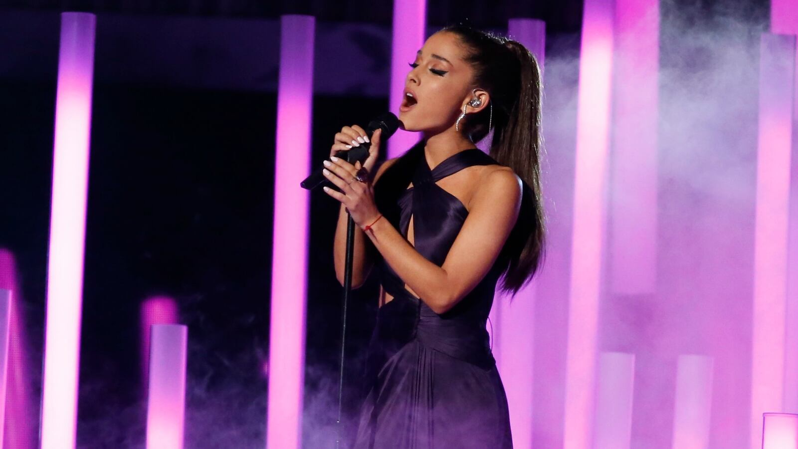 cheats/2015/07/08/ariana-grande-i-don-t-hate-america/150708-ariana-cheat_phkuvj