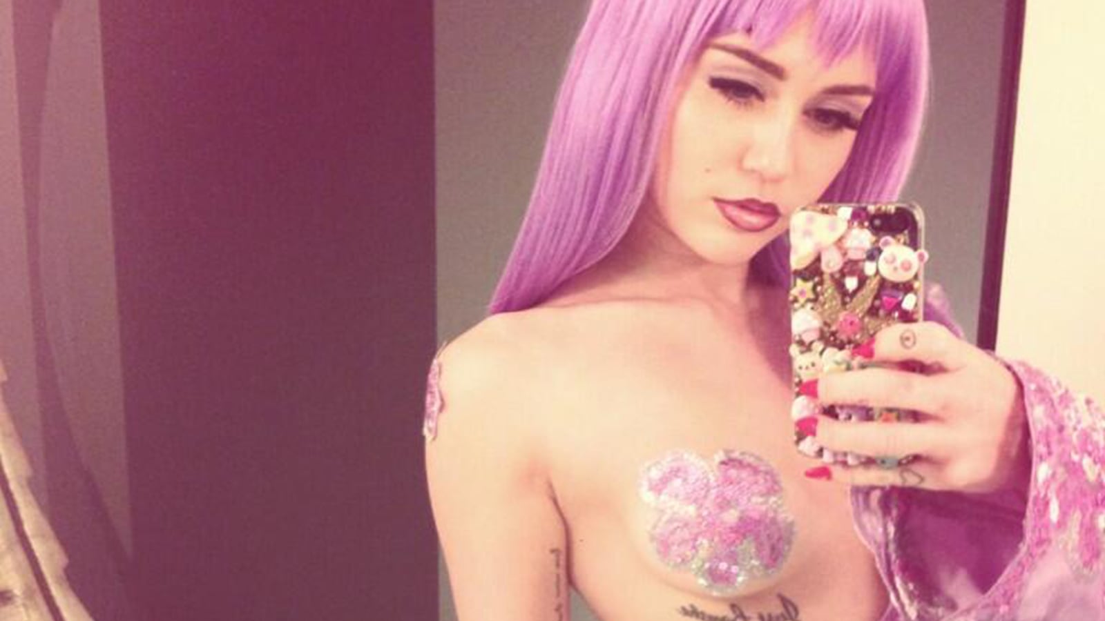 cheats/2013/11/02/report-cyrus-kissed-benji-madden/131031-cyrus-kim-cheat_a7aa1h