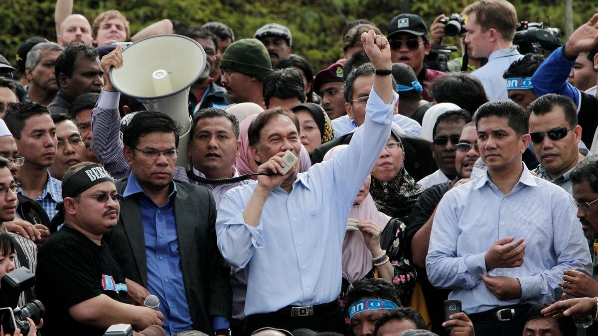 cheats/2012/01/08/malaysia-leader-not-guilty-of-sodomy/malaysia-sodomy-trial-cs_bteair