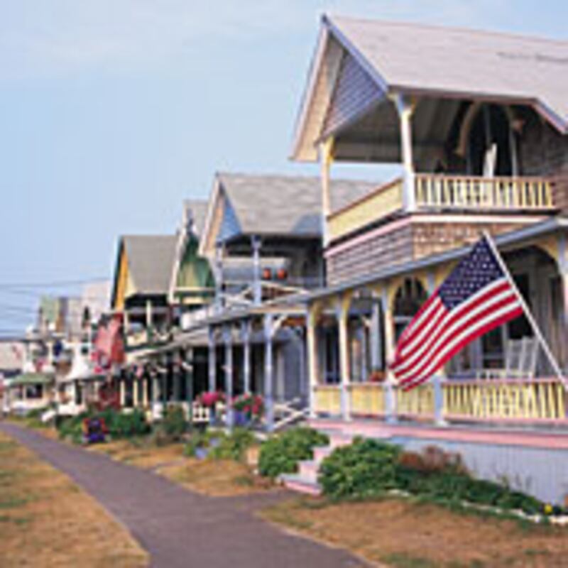 articles/2009/08/12/obama-style-on-marthas-vineyard/gates-oak-bluffs_43158_bi9guv