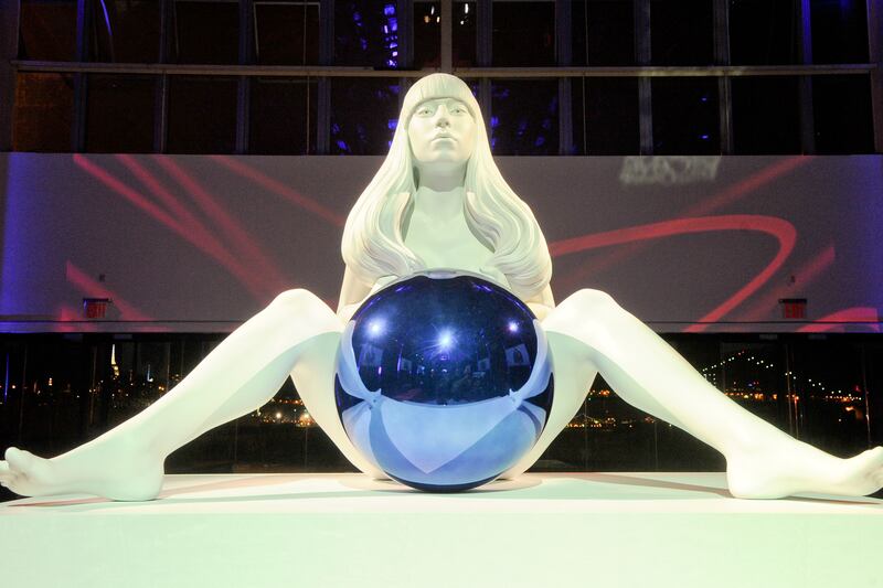 articles/2013/11/11/lady-gaga-s-jeff-koons-designed-album-cover-comes-to-life/131111-gaga-jeff-koons-cheat_kgshrq