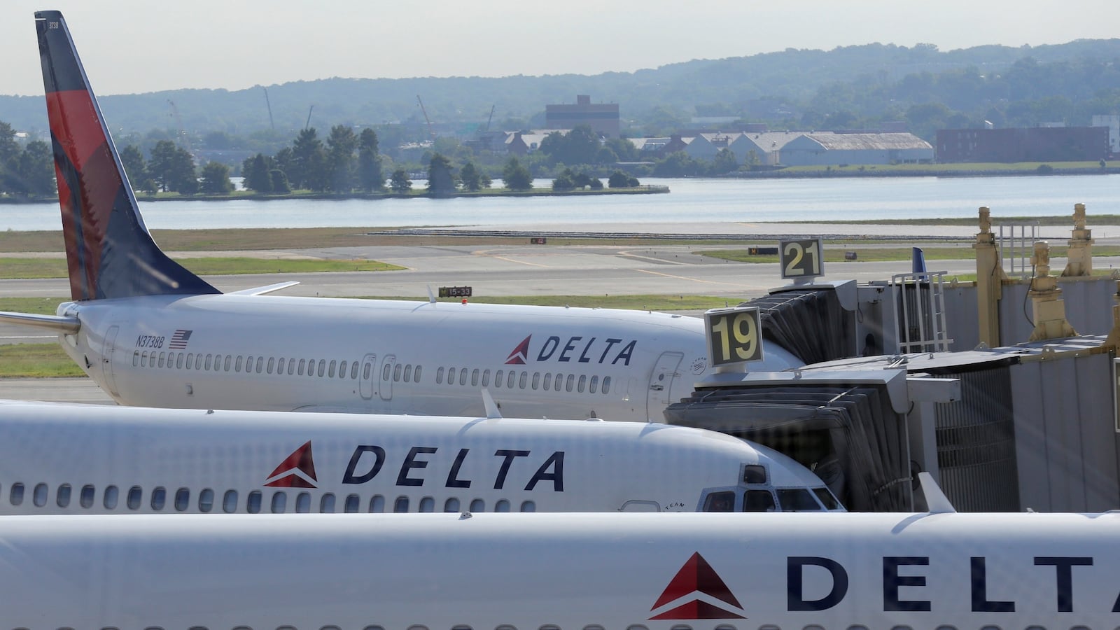 cheats/2016/12/21/man-claims-delta-kicked-him-off-flight-for-speaking-arabic/161221-delta-flight-arabic-cheat_mfedkp