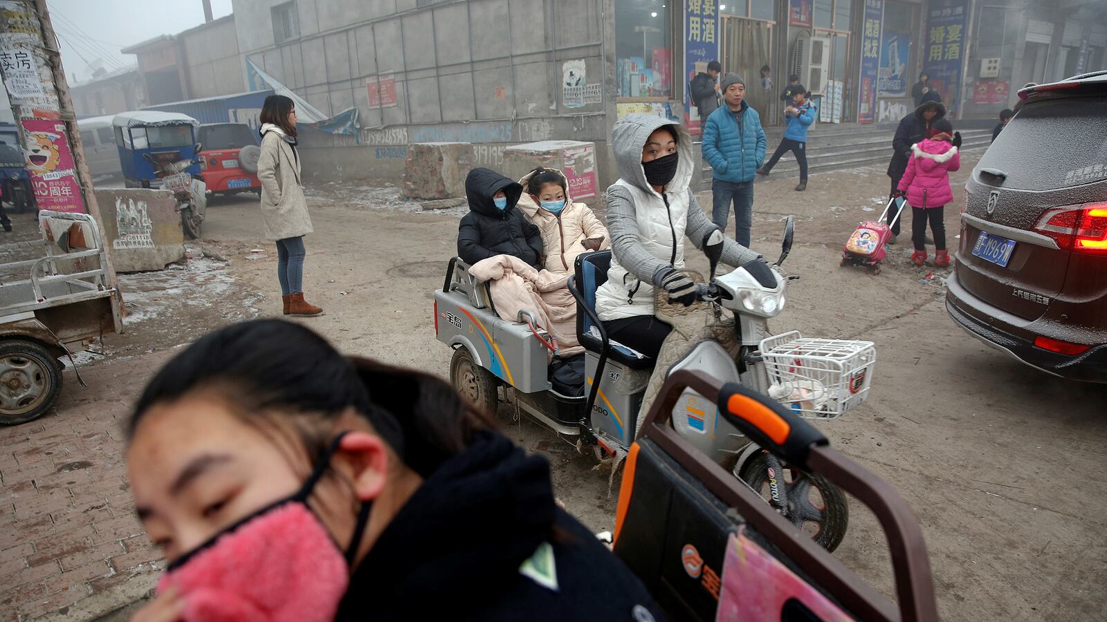 galleries/2014/02/27/smog-vortex-takes-over-beijing-photos/170104-china-smog-01_dth6me