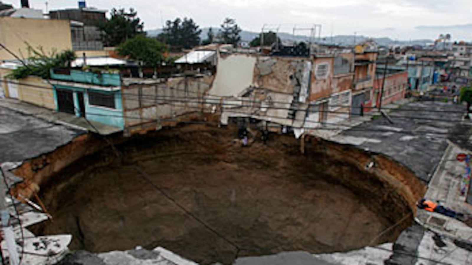 cheats/2010/06/01/guatemalan-sinkhole-swallows-building/sinkhole_rsehrb