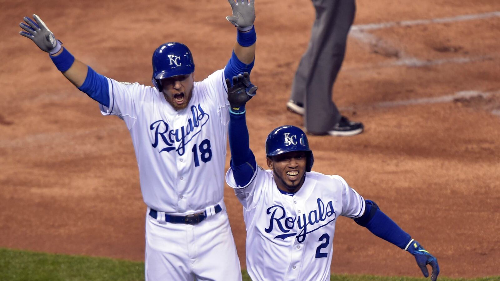 cheats/2015/10/27/royals-open-world-series-with-a-bang/151027-ROYALS-cheat_n0vrgz