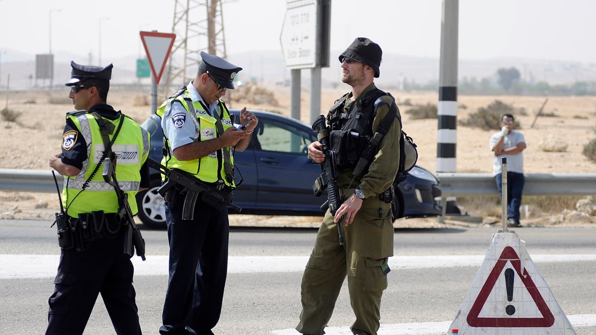 cheats/2012/06/18/attack-on-israel-egypt-border/gunmen-attack-israeli-egypt-border-cheat_gscibj