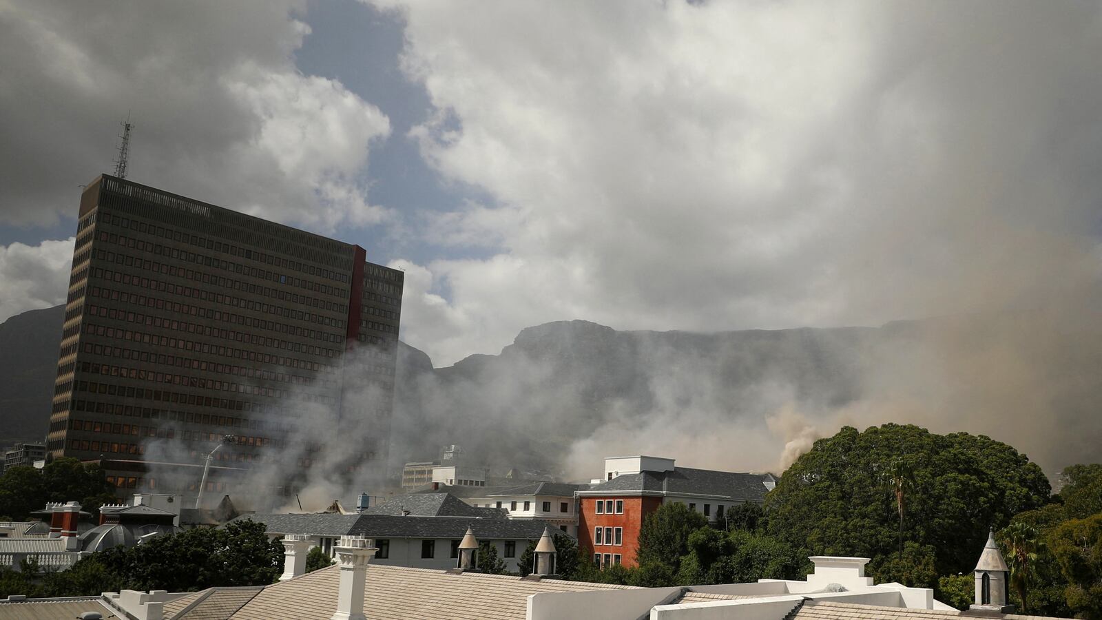2022-01-02T083212Z_395845565_RC2WQR9XUD6J_RTRMADP_3_SAFRICA-PARLIAMENT-FIRE_p84nws