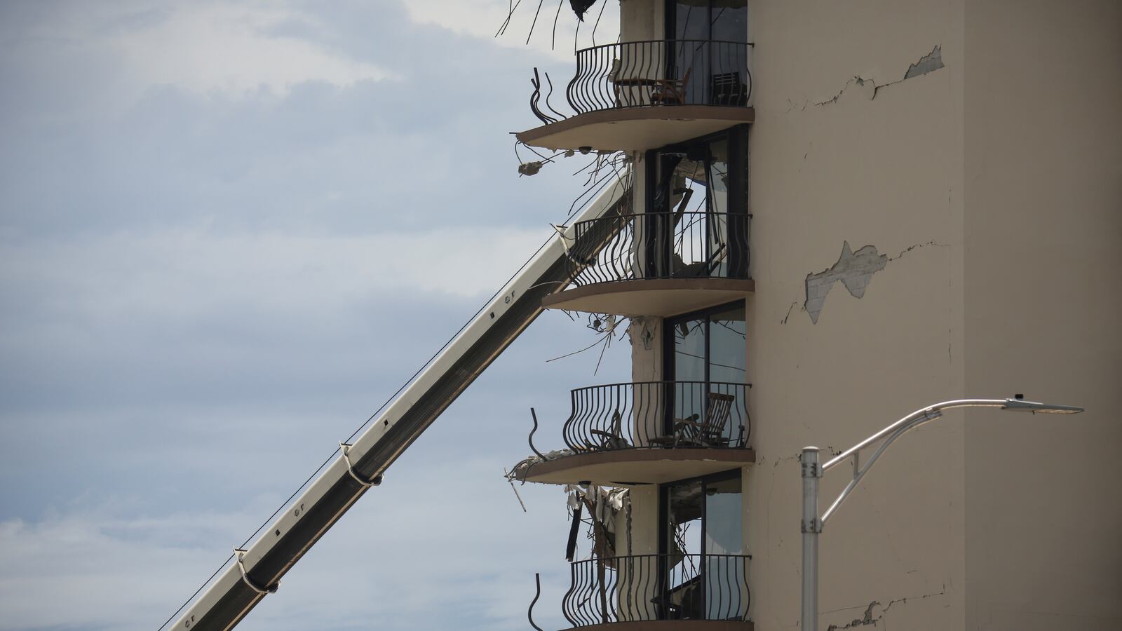 2021-06-26T175537Z_1375084800_RC2C8O9FFKSD_RTRMADP_3_MIAMI-BUILDING_nhcj6s