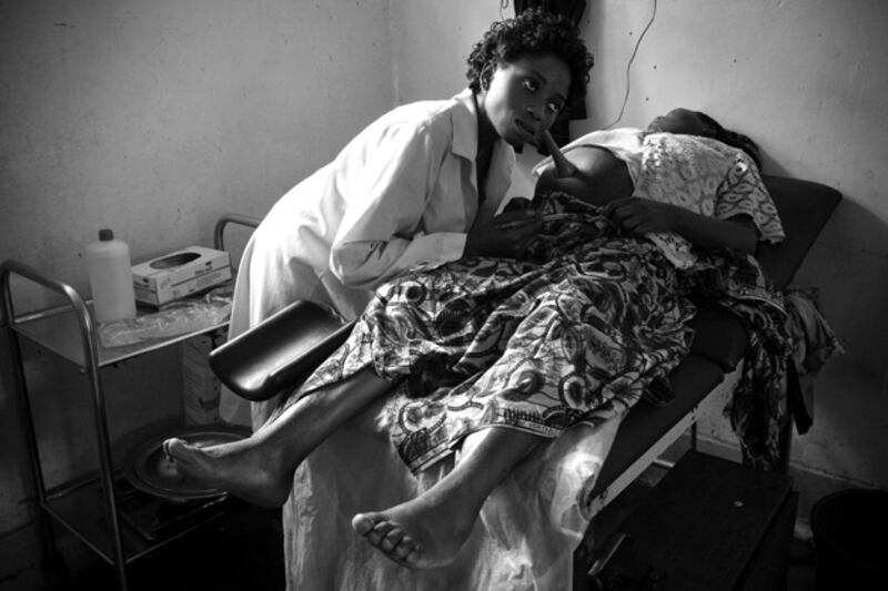 galleries/2009/10/07/in-the-congo-pregnant-and-displaced/elliot---6_poggus