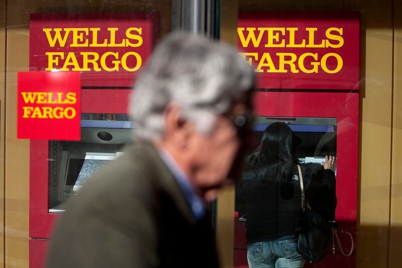 articles/2012/01/30/wells-fargo-jp-morgan-goldman-sachs-fight-consumer-protection-law/banks-consumers-rivlin_moqdku