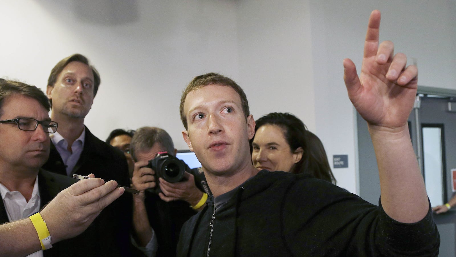 articles/2013/01/15/facebook-takes-on-google-in-search/130115-facebook-graph-search-zeitlin-tease_b3xw84