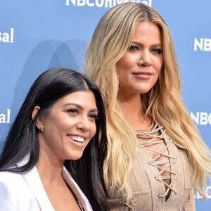 Kourtney Kardashian (L) and Khloe Kardashian (R)