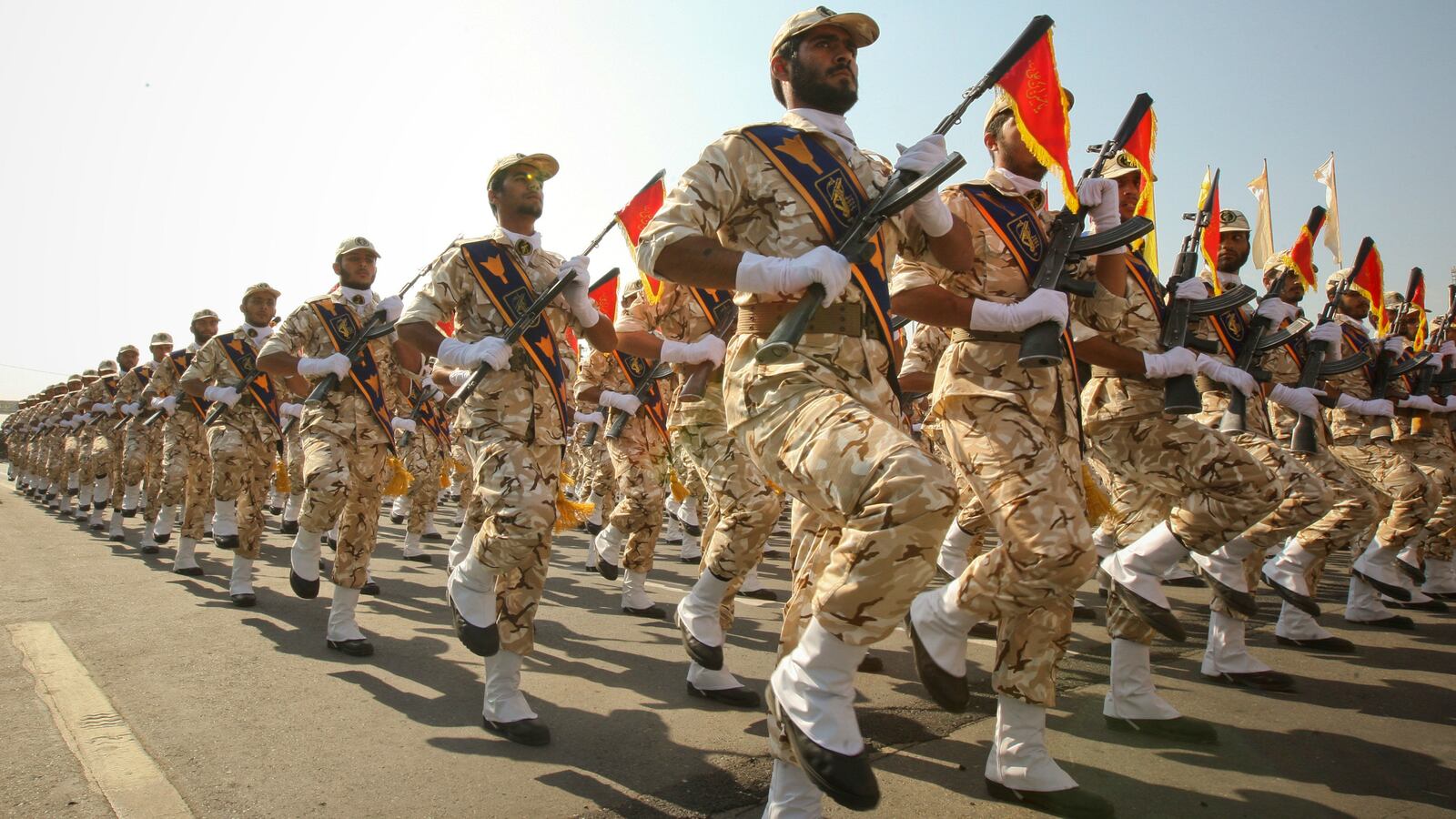 Members of the Iranian revolutionary guard march during a parade to commemorate the anniversary of the Iran-Iraq war (1980-88), in Tehran September 22, 2011.