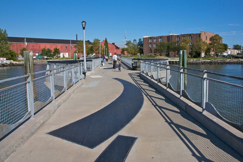galleries/2013/09/01/nine-perfect-picnic-spots-around-the-world-photos/valentino-pier-red-hook-barry-winiker-getty_ativy4