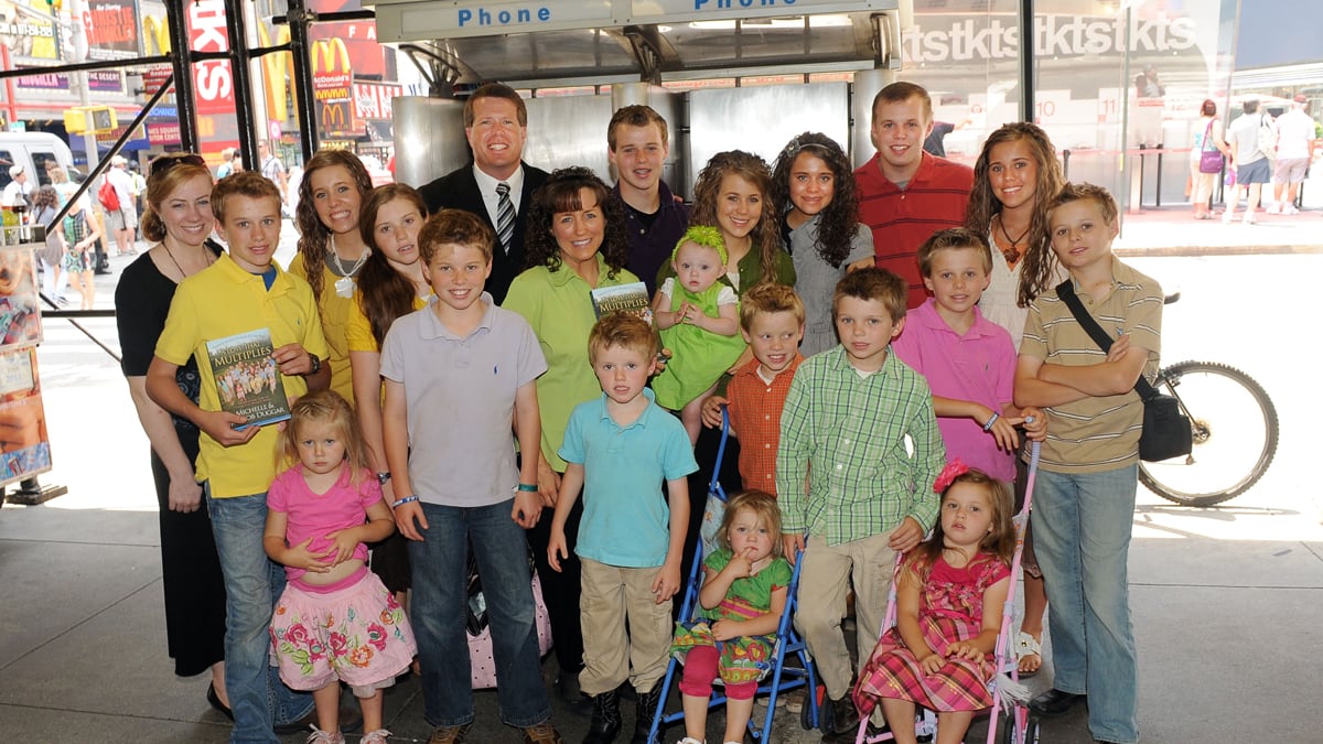 articles/2011/12/16/the-duggars-s-photo-of-their-stillborn-baby-ignites-debate/duggar-family-fernandez_lgkkqt