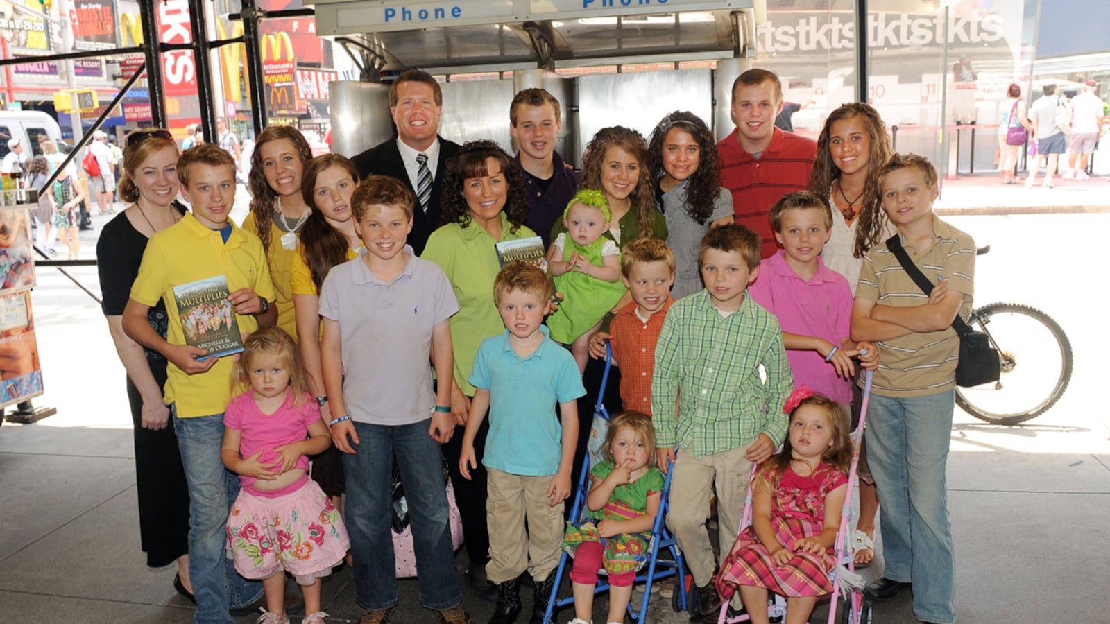 articles/2011/12/16/the-duggars-s-photo-of-their-stillborn-baby-ignites-debate/duggar-family-fernandez_lgkkqt