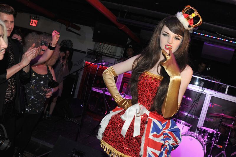 articles/2012/03/14/kate-and-pippa-middleton-s-cousin-dances-naked-with-topless-woman/katrina-darling-royalist-sykes_n7m4j6