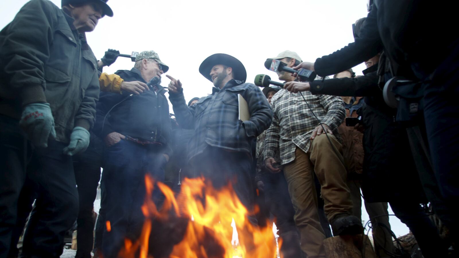 cheats/2016/01/25/sheriff-give-in-to-the-oregon-militia/160125-oregon-bundy-cheat_kzacqk
