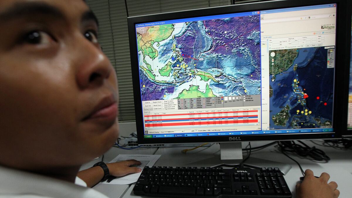 articles/2012/08/31/earthquake-shakes-the-philippines/dickey-earthquake-tsuami-tease-embed_tdckoo