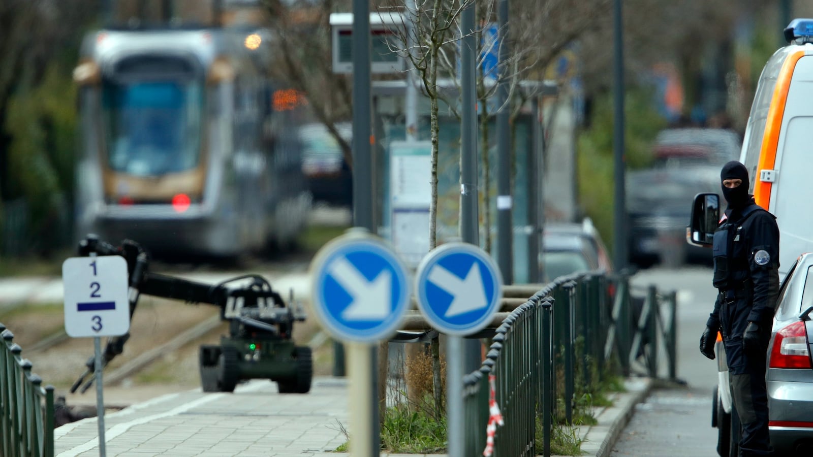 cheats/2016/03/25/explosions-reported-at-brussels-raid/160325-cheat-bruss_gxbwww