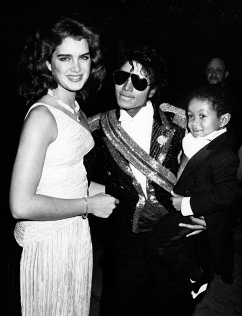 galleries/2012/04/24/michael-jackson-andy-warhol-and-more-ron-galella-s-greatest-hits-photos/ron-galella-shields-jackson_qbqvvy