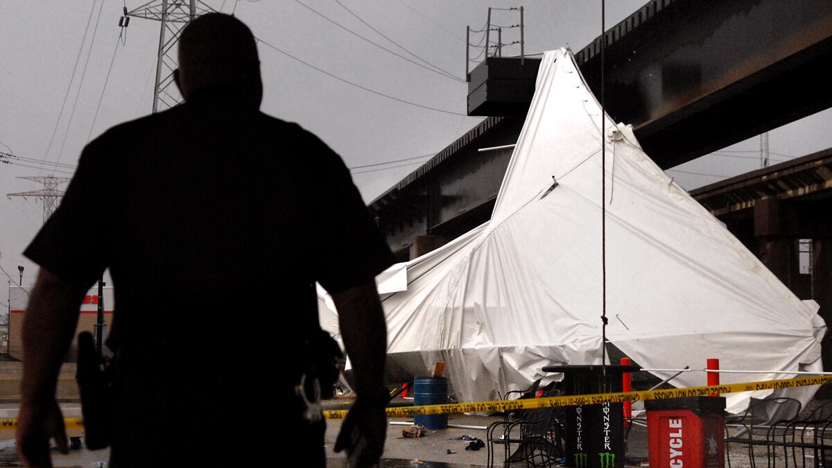 cheats/2012/04/28/storm-kills-1-in-missouri/st-louis-tent-collapse-cheat_kgdmjx