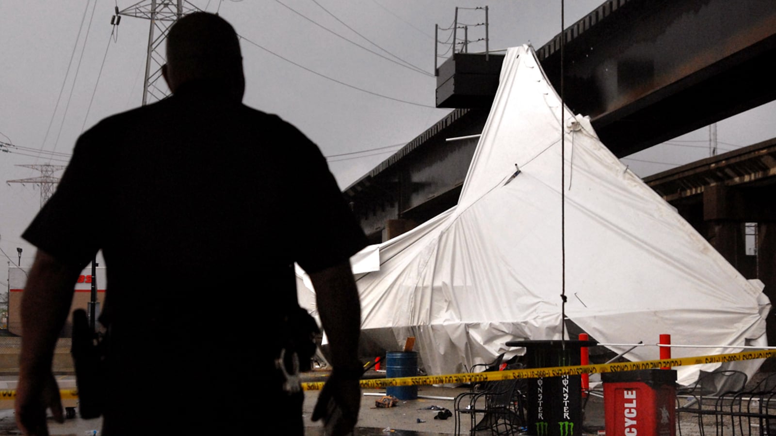 cheats/2012/04/28/storm-kills-1-in-missouri/st-louis-tent-collapse-cheat_kgdmjx