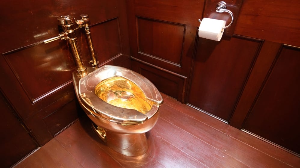 The toilet on display in the palace before it was stolen.