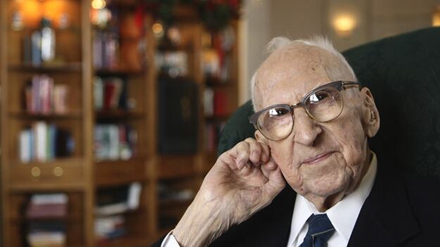 galleries/2011/04/18/supercentenarians/supercentenarians---walter-breuning_wn5fma