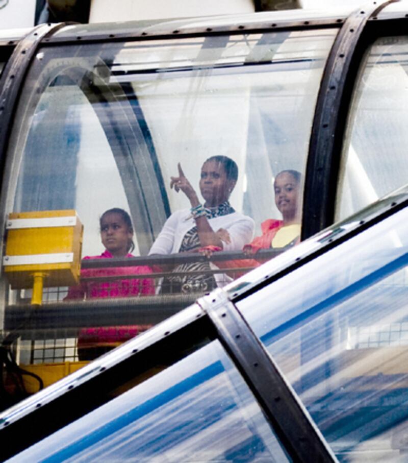 galleries/2009/08/23/obama-family-trips/obamas-on-vacation-1_vbxaxj