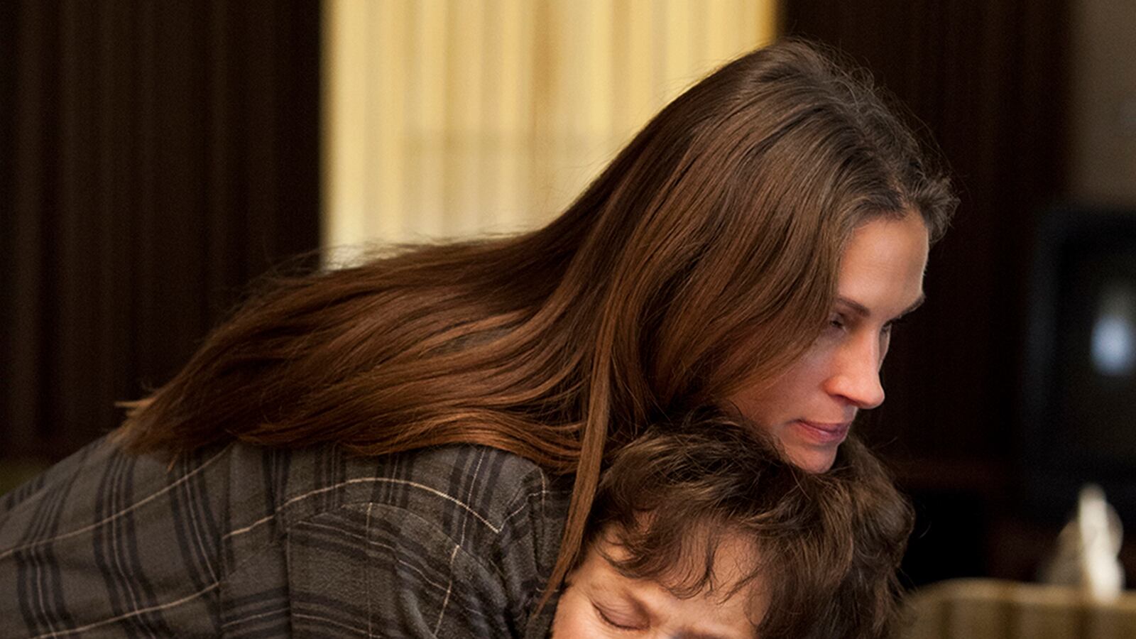 articles/2013/09/10/julia-roberts-is-back-with-a-vengeance-in-august-osage-county/130909-julia-roberts-tease_wgdnnn