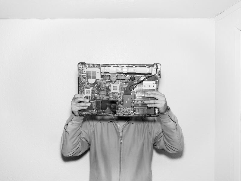 galleries/2013/11/22/alec-soth-documents-life-in-silicon-valley-photos/Soth_12_sfmoma_SiliconValley_QuickFix_sauh2j