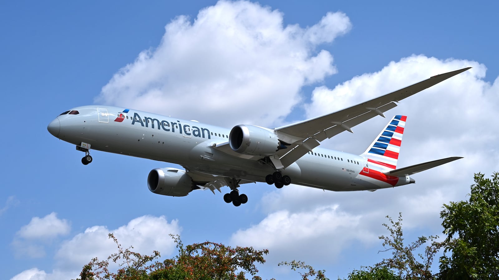 LONDON, ENGLAND - AUGUST 10: A American Airlines Boeing 787-9 Dreamliner with tail registration number N848AN comes in to land at Heathrow Airport on August 10, 2025 in London, England.