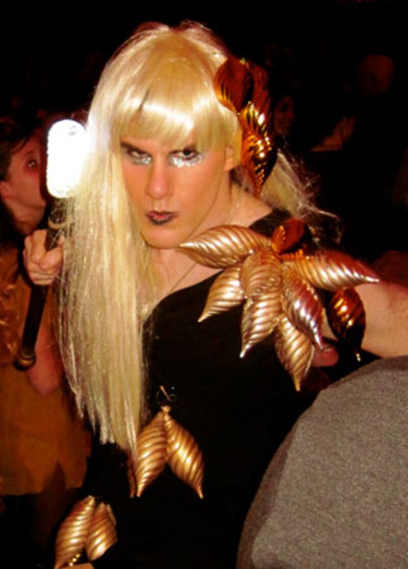 galleries/2010/01/21/lady-gaga-fans-at-radio-city/gaga-fans---3_pmsotp
