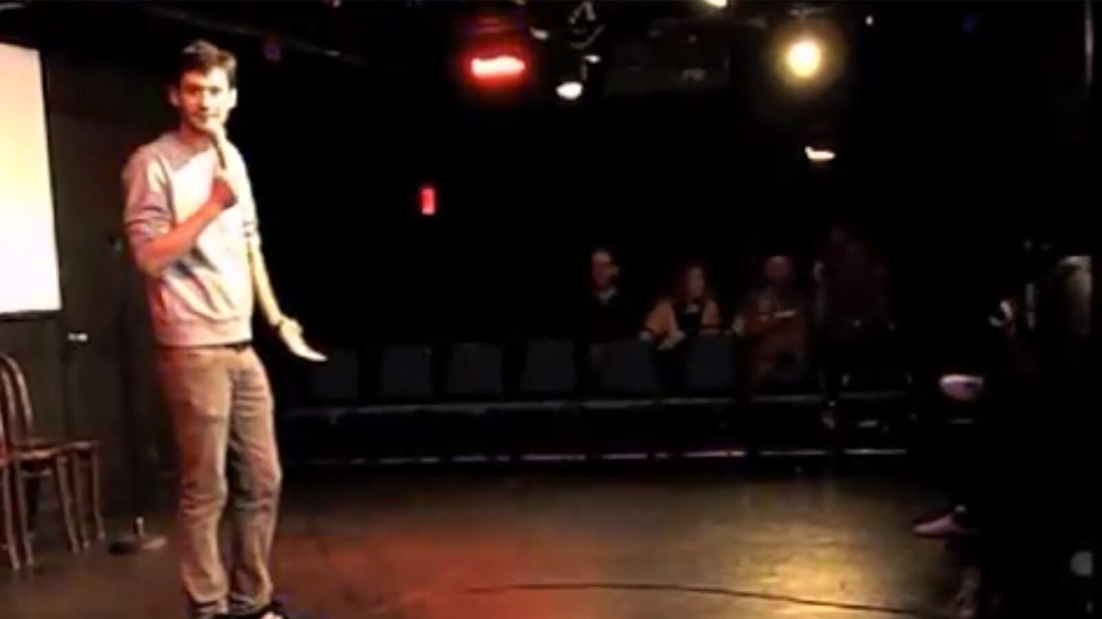 articles/2014/10/14/nypd-heckles-comedian-during-arrest-nsfw/141014-viralvid-comedian-tease_wwycgn