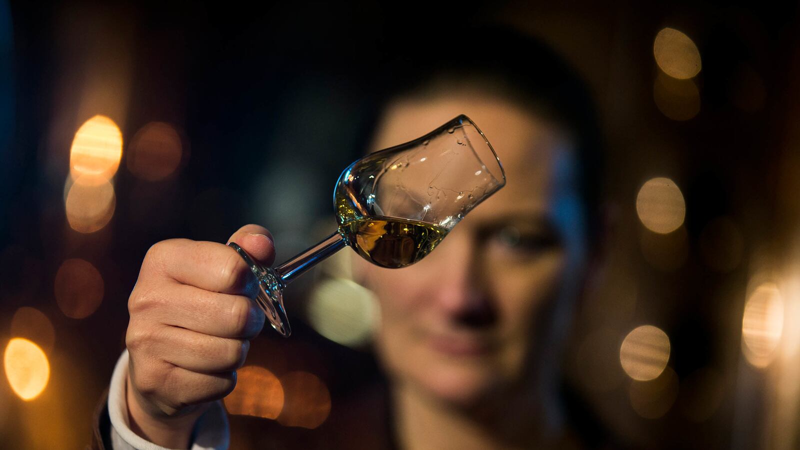 cheats/2014/11/25/age-doesn-t-always-make-whisky-better/141210-macallen-whiskey-cheat_kb3rqp