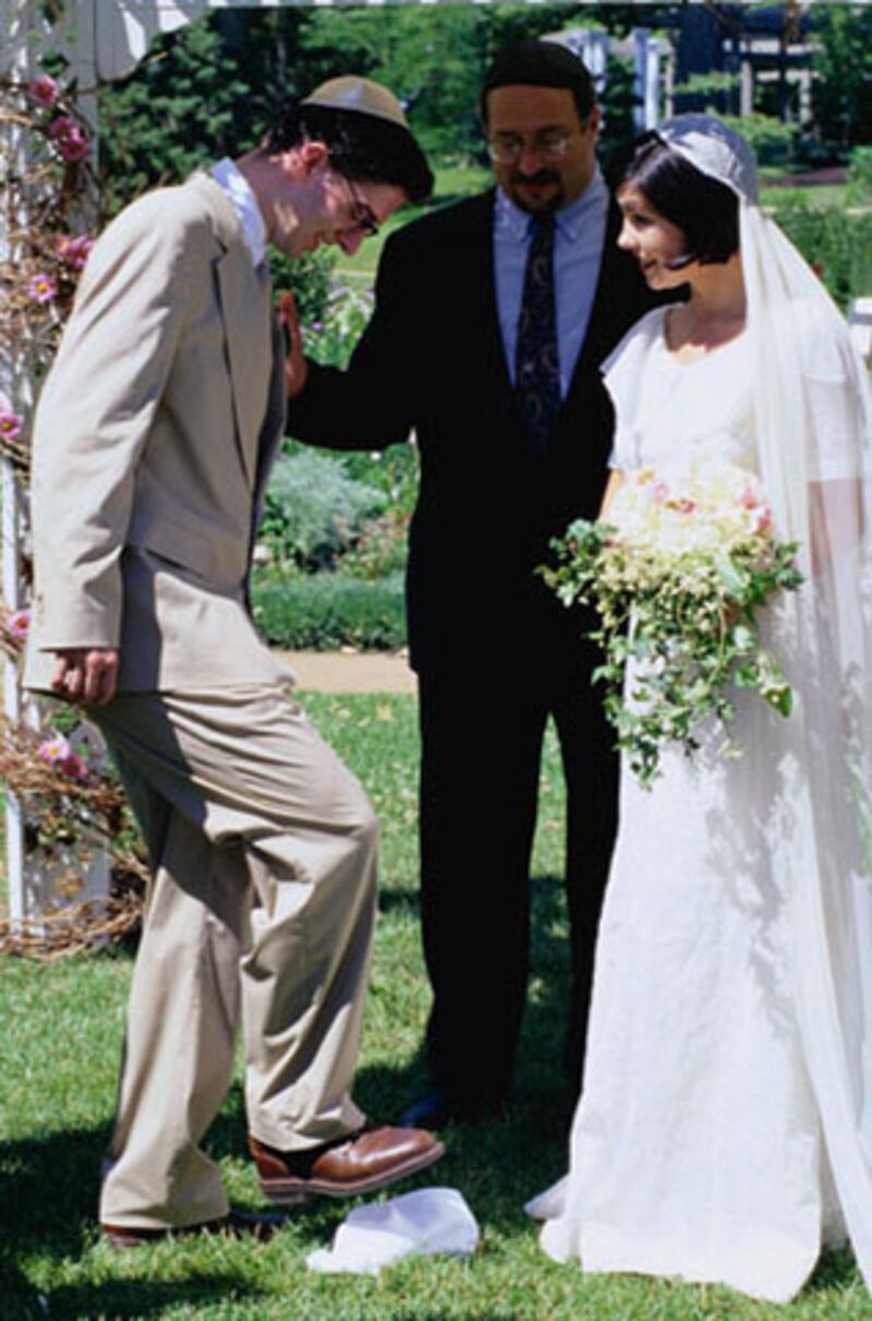 articles/2009/01/06/israel-smiles-through-the-apocalypse/osnos-jewish-wedding_9610_ynxiy7