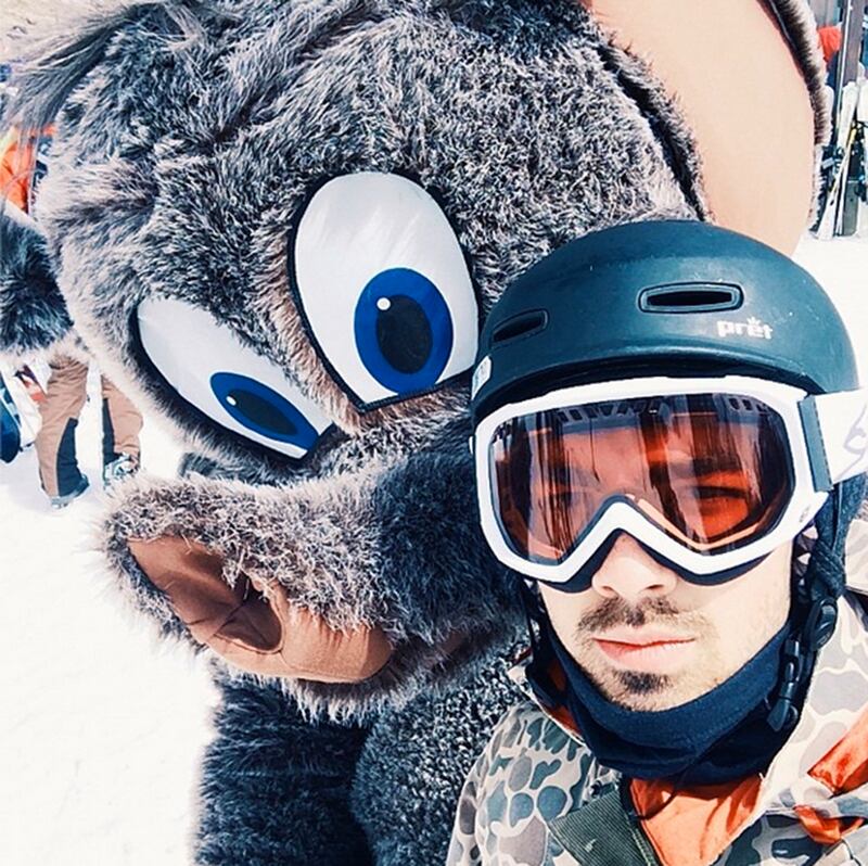 galleries/2014/04/06/jennette-mccurdy-kaley-cuoco-and-the-best-selfies-of-the-week/140404-selfies-joejonas_m8vf8n