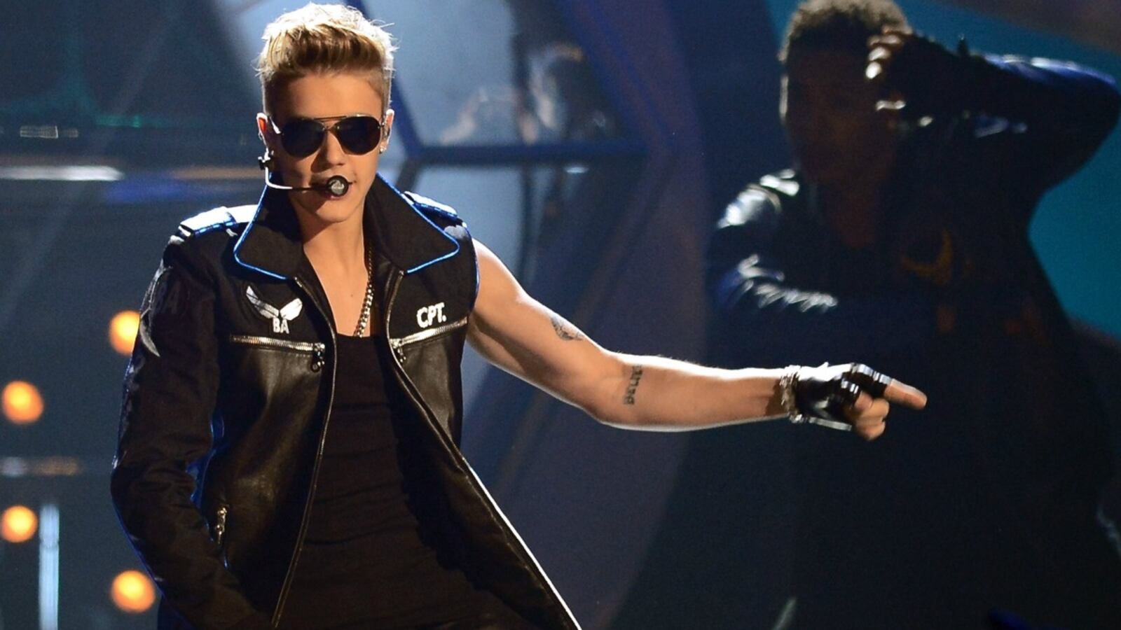 cheats/2014/01/20/bieber-texts-gomez-angry-dick-pics/130710-beiber-cheat_j2z3ud