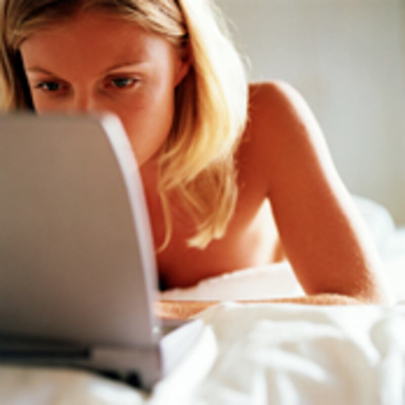 articles/2009/11/22/8-new-internet-sex-fads/bussel-internet-sex_64736_xchizq