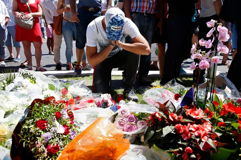 galleries/2016/07/15/world-mourns-tragedy-in-nice-france-photos/160715-mourning-nice-04_q3zvp6
